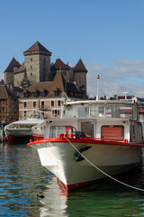 Bateaux touristiques à quai à Annecy