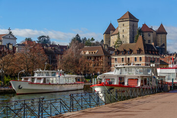 Bateaux touristiques à quai à Annecy