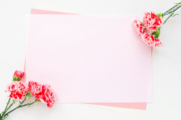 華やかな赤い花束とピンク系和紙の背景