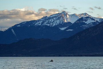 Le lac d'Annecy et les montagnes des Alpes au crépuscule