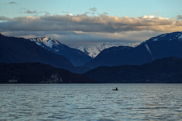 Le lac d'Annecy et les montagnes des Alpes au crépuscule