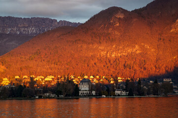Superbe lumière du soir sur le lac d'Annecy