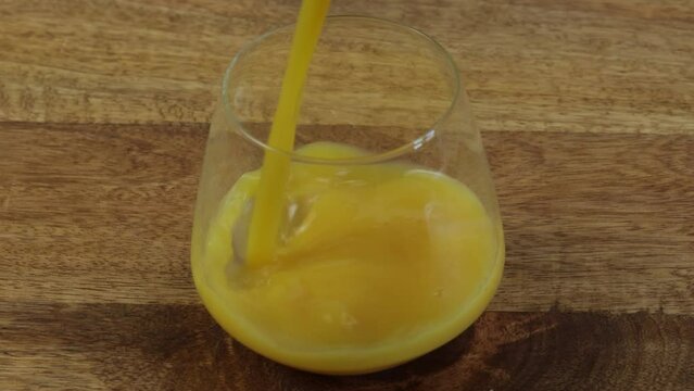jus d'orange vers&eacute; dans un verre