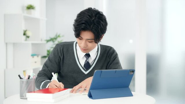 タブレットで勉強する男子学生