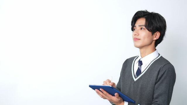 タブレットを使う男子学生