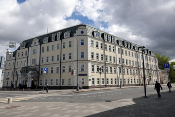 Fototapeta na wymiar Administrative and office building on Yakimanskaya embankment in Moscow