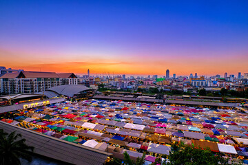 Obraz premium Beautiful sunset over Bangkok, Thailand, and colorful night market. 