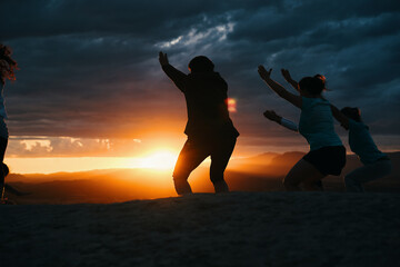 Fototapeta na wymiar Grupo de gente haciendo yoga en la puesta de sol