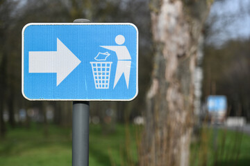 signalisation parking poubelle dechet environnement ordure planète incivilité route