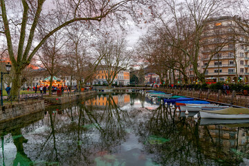 Fin de journ&eacute;e &agrave; Annecy, ville surnomm&eacute;e la "Venice des Alpes"