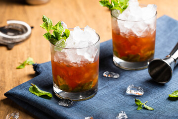 Mint Julep cocktail booze refreshing bourbon whiskey, syrup and mint leaves - obrazy, fototapety, plakaty