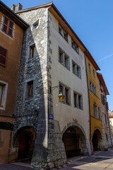 Fototapeta na wymiar Immeubles hauts-en-couleurs dans le centre d'Annecy
