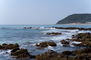 岩場に打ち寄せる波　伊良湖岬