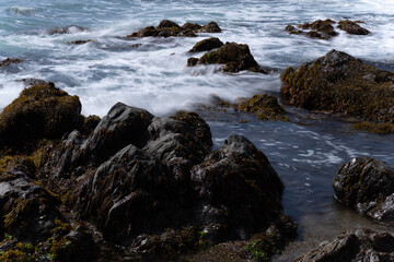 岩場に打ち寄せる波　伊良湖岬