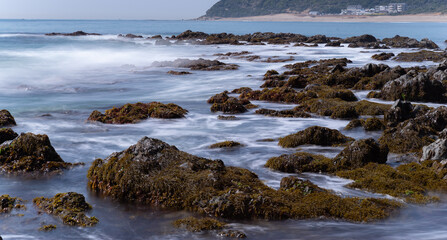 岩場に打ち寄せる波　伊良湖岬
