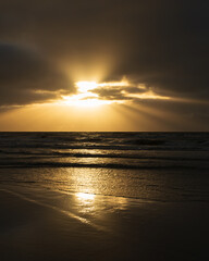 Obraz premium sunset bergen aan zee in winter