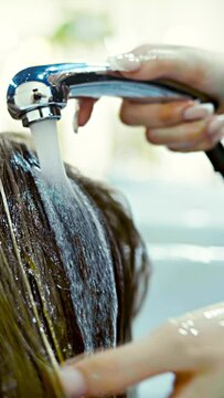Coiffeur, cheveux, shampoing, brushing, soin, coiffure, ch&acirc;tain, laver, nettoyer, massage, couleur, huile, rincer, lisser, friser, couper, brosser, peigner, d&eacute;s&eacute;paissir, ajuster, &eacute;galiser, lisse, bouc