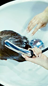 Coiffeur, cheveux, shampoing, brushing, soin, coiffure, ch&acirc;tain, laver, nettoyer, massage, couleur, huile, rincer, lisser, friser, couper, brosser, peigner, d&eacute;s&eacute;paissir, ajuster, &eacute;galiser, lisse, bouc