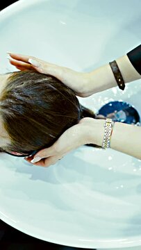 Coiffeur, cheveux, shampoing, brushing, soin, coiffure, ch&acirc;tain, laver, nettoyer, massage, couleur, huile, rincer, lisser, friser, couper, brosser, peigner, d&eacute;s&eacute;paissir, ajuster, &eacute;galiser, lisse, bouc