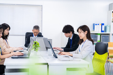 楽しくオフィスで仕事をするスタッフ