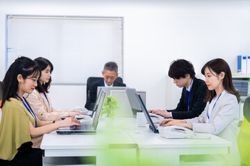 Fototapeta premium 楽しくオフィスで仕事をするスタッフ