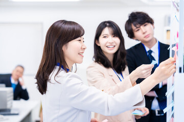 楽しくオフィスで仕事をするスタッフ