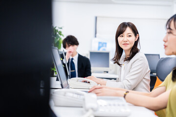 Obraz premium 楽しくオフィスで仕事をするスタッフ