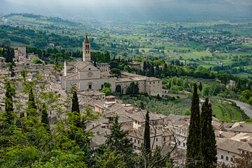 Assisi mit der Kirche Santa Chiara, Assisi, Italien
