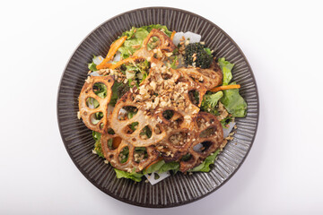 蓮根サラダ　(くるみ　素揚げ蓮根　人参　ブロッコリー　茹で蓮根　サニーレタス　アマニロースト)