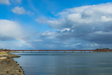 Obraz premium 日本 京都府宮津市にある京都丹後鉄道の虹のかかった由良川橋梁
