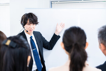 研修を実施するビジネスマン