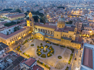Fototapeta na wymiar foto aerea della cattedrale di palermo