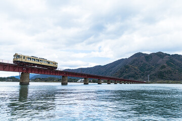 Obraz premium 日本 京都府宮津市にある京都丹後鉄道の由良川橋梁の上を走る電車