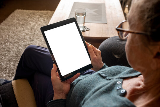Frau Seniorin Benutzen Tablet Display Vorlage