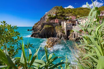 Kussenhoes Cinque Terre coast with train station and cliffs in Italy © Photocreo Bednarek