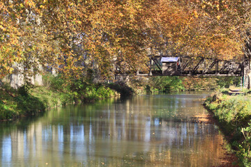 Photo pont Canal du Midi près de Béziers, voie navigable Hérault, platanes et canal, Languedoc Roussillon, Sud de la France, Occitanie