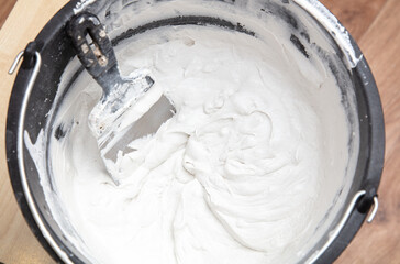 Tool for plastering a bucket with a mixture.