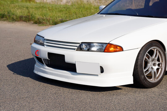 白い日産スカイラインのクラシックカー