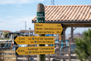 Port d’Andernos (Bassin d'Arcachon, France). Panneau indicateur de chemins de randonnées