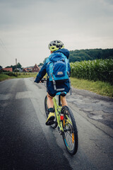 Kleiner Junge auf einer Schlechtwetter Fahrradtour durch Niedersachsen in den Sommerferien, Deutschland