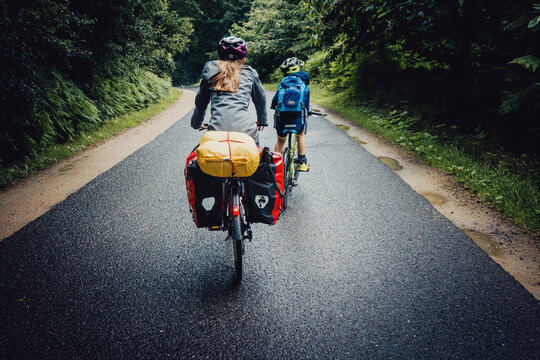 Junge und Mädchen auf einer Fahrradtour durch Niedersachsen in den Sommerferien, Deutschland