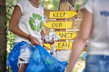 Obraz premium Group of volunteers cleaning up the trash