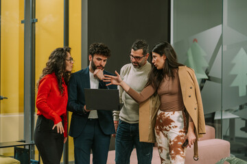 Fototapeta premium Brunette businesswoman explaining something to her colleagues