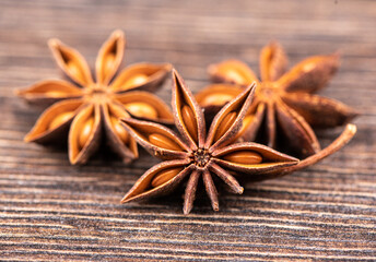 Selective focus on the front star anise star, the star anise stars in the background are blurred.