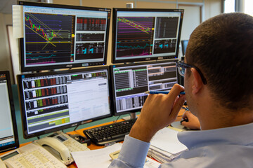 Salle des marchés. Négociation sur les marchés à terme. Trader consultant les variations des cours des céréales