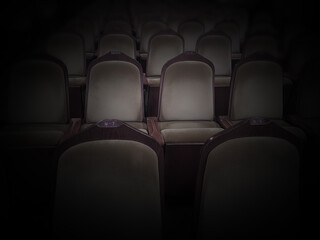 映画館のスポットライトで浮かぶ2座席
