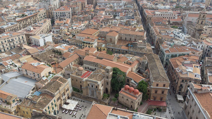 Naklejka premium fotografie col drone del centro storico di palermo