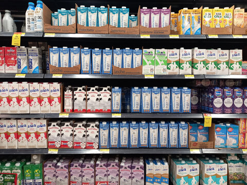 GUATEMALA, GUATEMALA - 11 DE MARZO, 2023: Variedad de leche en un supermercado en la ciudad de Guatemala.