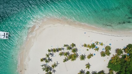 Drohnenfoto einer einsamen Insel nähe der Dominikanischen Republik.