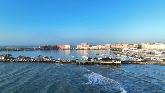 Il porto di Anzio, Roma, Italia.
Ripresa aerea con drone del porto in una giornata di sole.